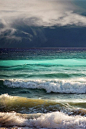 大雨来临前的海岸，华丽的三色浪花