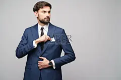 工作室照片年轻英俊的商人穿着西装拿着名片照片摄影图片