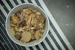 萝卜排骨汤，碗底黑石