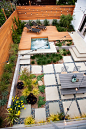 长方形铺砖与木平台，围合式庭院