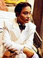 2003年-04-01 历史上的今天 终年46岁

张国荣，祖籍广东，1956年9月12日在香港出生。 
1976年参加丽的电视台主办的亚洲业余歌唱比赛获香港区亚军。1977年首次在故事片《红楼春上春》中扮演角色。八十年代因出演《烈火青春》《英雄本色》《胭脂扣》《倩女幽魂》等影片受到观众好评。1990年以《阿飞正传》获第十届香港电影金像奖最佳男主角。1993年主演的《霸王别姬》在法国戛纳电影节获得金棕榈大奖。主要唱片作品有《风继续吹》《侧面》《一片痴》《宠爱》《全赖有你》，专辑歌曲《宠爱》《狂恋》《取暖》