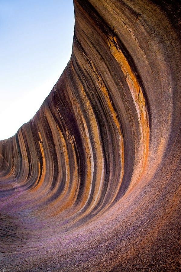 波浪岩是一个天然岩石形成，位于东部的海登...