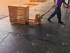 工人驾驶叉车在装卸码头用木托盘装载货物，从集装箱卡车到仓库货物储存在货运物流，运输工业，交付
