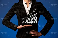 美丽的年轻女子持有成功的标题励志照片