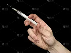 手里拿着注射器