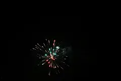 爆炸光芒四射春节除夕火花闪耀热闹免费背景燃烧喜庆爆竹新年高清多姿多彩图片璀璨点燃素材鞭炮烟花818A9437 – 饿狐背景网站-微距高清设计素材免费图片下载海报壁纸摄影背景素材，背景图，背景墙，背景板，背景图片，背景纹理，背景板设计，背景材质，背景大图