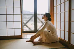 摄影后期：敏_elena
出镜：月饼

下了一夜的雨，
清晨，推开门，深吸一口气，
铺面而来的是清新的空气和悦耳的鸟啼。
有些迷恋这种安静得好像只有自己的感觉，
就像迷恋每次旅途中的小惊喜。
