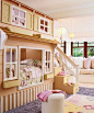 如果我有两个小孩，我会选择这样一个如童话当中的小屋的双层床。你们最喜欢哪种？