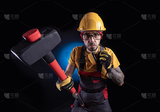 那个拿着大锤的男建筑工人