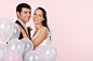 摄图网_501471860_拿着一堆气球的新娘和新郎（非企业商用）