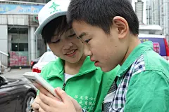 第八个国际自闭症日重庆市关注自闭症儿童倡导活动！梅明社工志愿者和孩子们做游戏、唱歌、跳舞让孩子们感受到外界的爱与感触，让他们多多融入社会，多交流，孩子们天真的笑容感染每个志愿者，让所有人感受到了帮助他人快乐自己。