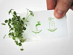 和这28款创意名片比起来，你的名片弱爆了 : 　　如何在第一次见面就给人留下深刻的第一印象？如何在众多势均力敌的竞争者中脱颖而出？一张创意十足的名片其实就可以做到。 　　1.瑜伽师，massage me。 　　 　　2.把名片设计成起司磨碎器。实用到舍不得丢。 　