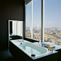 高空浴室，視野良好的泡澡空間。