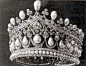 #皇冠# #珠宝首饰# #钻石# #复古珠宝# 这顶王冠上镶有340颗钻石，重达287克拉，最大的一颗重达10.78克拉，其余有钻石拼成的500朵玫瑰，重达84克拉。总计101颗珍珠