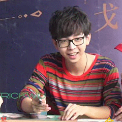 @韩小八_傻瓜探戈 ：别人家的偶像比个“心”都比的有模有样，最起码还像个心形，为毛我们家的偶像比出了孙悟空的赶脚···