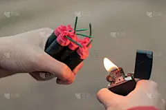 一个年轻人点燃了几支鞭炮