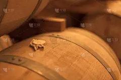 仓库里的老橡树威士忌酒桶