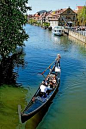 班贝格还有一个称号“德国的威尼斯水城”，在这你可以去体验这样的古老小船。