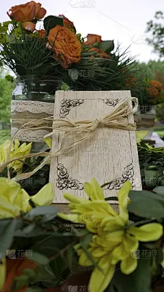 木制贺卡周围是黄色和橙色的花朵