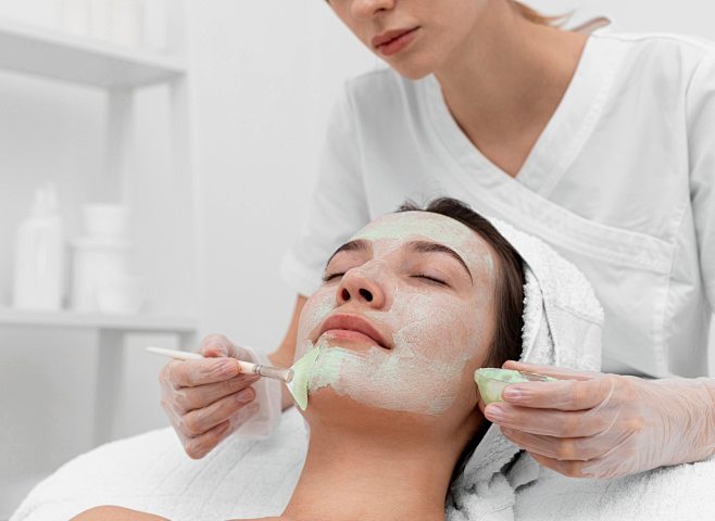 Woman at beauty salo...