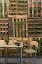 7 easy garden walls you can create: Use shipping pallets. Mount one in the style of a shadow-box wall planter or hang an entire grid as shown above via <a href="http://plataformaarquitectura.cl" rel="nofollow" target="_blank&am