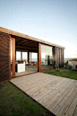 Precies op de grens tussen zand en gras staat dit fantastische strandhuis in Punta del Este, Uruguay.: 