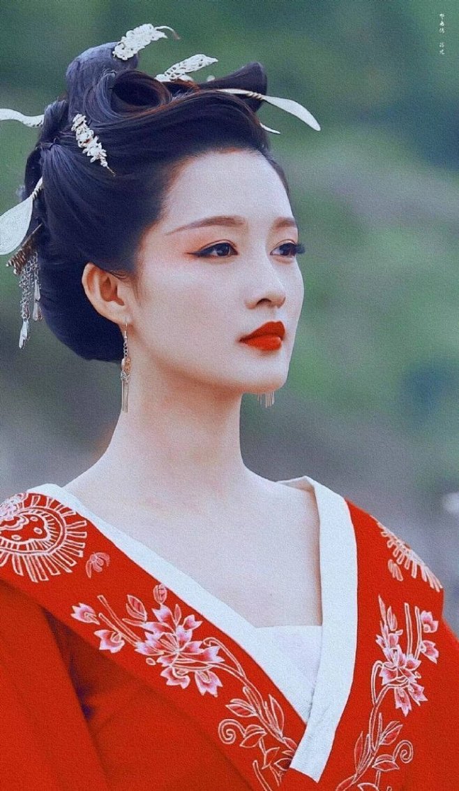 #让你心动的古装造型# 李沁饰演的元淳公...