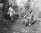 100年前老照片：图1男子如厕被抓拍，图2监狱犯人们磨玉米面！