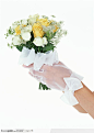 新娘握着鲜花的手高清图片素材背景图片下载