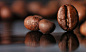 舌尖上的巴西
巴西咖啡种类繁多，绝大多数未经清洗而且是晒干的，它们根据产地州名和运输港进行分类。巴西咖啡的口感中带有较低的酸味，配合咖啡的甘苦味，入口极为滑顺，而且又带有淡淡的青草芳香，在清香略带苦味，甘滑顺口，余味能令人舒活畅快。图为未经烘焙的咖啡豆。