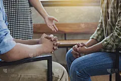 两位基督徒在教会祷告室为年轻的男朋友祷告，求他们在他的困难和属灵成长中鼓励和支持他。
