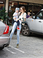 米兰达·可儿 (Miranda Kerr) 抱儿子弗里恩·布鲁姆 (Flynn Bloom) 洛杉矶出街，超模辣妈穿搭舒适很养眼，萌儿子小开花表情多多超抢镜。