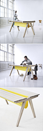 丹麦设计师 Line Depping设计的一张懒人书桌“Borrod”，中间有类似容器袋可抽拉的桌子，让你很轻松的可以整理出干净整洁的台面。