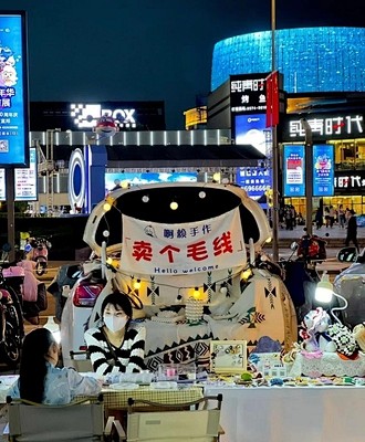 后备箱摆摊挂布街边集市招牌横幅布置夜市文...