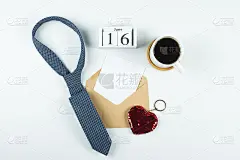 祝您父亲节快乐。黑领带，红心，白底咖啡。空的贺卡。木立方日历日期6月16日