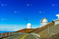 莫纳凯山顶的天文研究设施，高高地矗立在宁静的蓝天上.