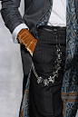 ディオール 2020-21年秋冬メンズコレクション - 装飾品と共に自由に楽しむ紳士服 : ディオール(DIOR)の2020-21年秋冬メンズコレクションが、2020年1月17日(金)フランス・パリで発表された。ジュディ・ブレイムとの想い出に捧げるとキム・ジョーンズが示した今季は、ジュエリー...