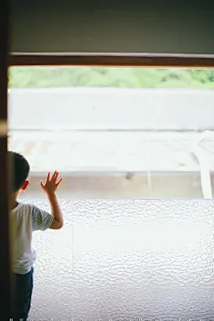 一枚暖男
摄影：洪小漩
出镜：一一和阿君
和阿君认识两年多了，她当初说要和闺蜜一起拍照，然后我等啊等啊等啊等……放了我两年鸽子的阿君牵着儿子一一到我面前，遗憾地说：“那帮姑娘真是不靠谱的……还是和儿子吧。”
初见一一，和他打招呼，不过5岁的他，面对陌生人有几分警惕，不说话，自顾自玩着。
我就说我是亲和力很强的姑娘吧，二十分钟后，一一就融化在我春风化雨般的笑容里释放天性了……啊哈哈哈哈
阿君一边化着妆，一边告诉我，本来自己一直以为怀的是个小姑娘，当医生把初到人间的一一抱到阿君面前时，阿君有些无奈与失落。
阿