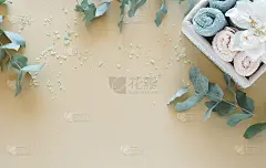 沐浴产品毛巾，桉树叶，粉红色的花朵背景俯视图。美容、养生、身体护理理念。水疗中心的背景。本空间