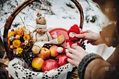 装饰在冬天公园的雪地上。篮子里有饼干、水果。森林里野餐时毯子上的快乐雪人。圣诞和新年贺卡与副本空间。