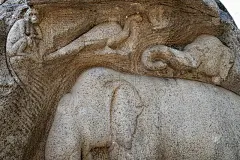 塔米尔纳德邦马哈巴利普兰的大块岩石上雕刻着代表一群大象、猴子和孔雀的浮雕。古代历史上的动物雕塑在石刻