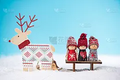 快乐的一家人一起在雪中玩耍