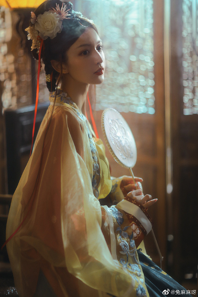绣面芙蓉一笑开。
斜飞宝鸭衬香腮。
眼波...