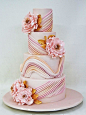 花朵装饰的粉色翻糖婚礼蛋糕,