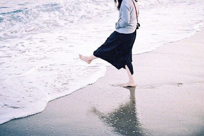 ｢ 裸足で海を歩きたい。｣#iwakur...