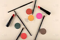 一套装饰化妆品在浅色彩色背景