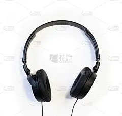 经典的黑色有线耳机上的白色背景。简约音乐概念