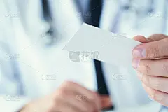 男性医师手握和给白色空白名片特写在办公室。联系信息交流，正式会议介绍手势，个人或家庭医生概念