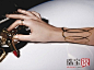[迪奥圣诞限量版24K金纹身贴纸 奢华彩妆观感] 迪奥（Dior）2012圣诞限量彩妆Grand Bal系列推出了一款24K金纹身贴纸套装，其中包括戒指、手链、臂环等印有Dior标志的图案。由Dior珠宝设计师Camille Miceli操刀设计，体验奢华彩妆观感。Dior圣诞限量版24K金纹身贴纸Dior圣诞限量版24K金纹身贴纸Dior圣诞限量版24K金纹身贴纸Dior圣诞限量版24K金纹身贴纸