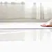 女子在家中交叉训练前伸展肌肉